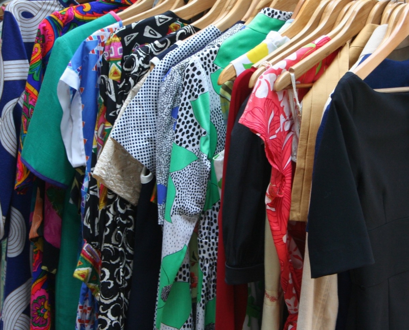 association-LES FERRES-min_dresses_apparel_clothing_clothes_clothes_hangers_wooden_hangers_retail_shop_closet-1149845